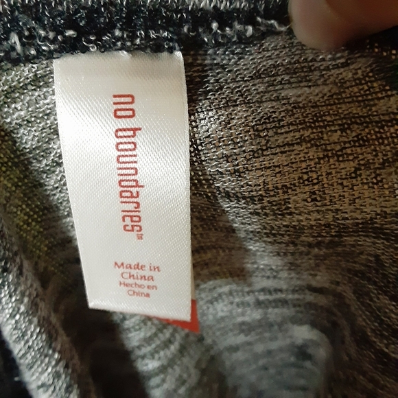 No Boundaries Top with Beaded Owl Size Medium - Picture 7 of 10